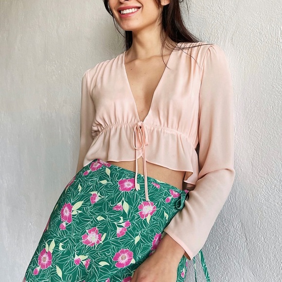 ❌SOLD❌Aritzia Sunday best tie front top, black - Picture 2 of 4